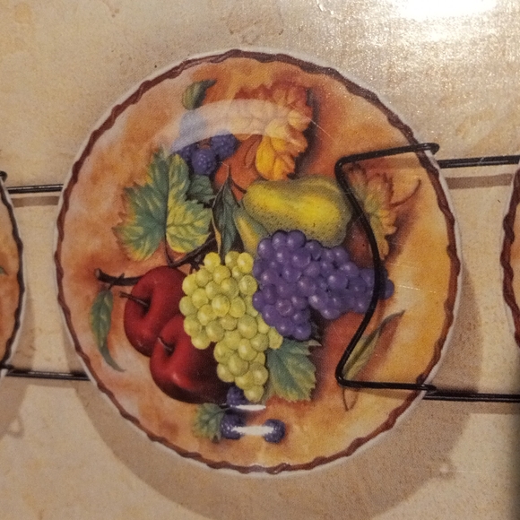 Set of four plates with wire wall rack - Picture 4 of 5